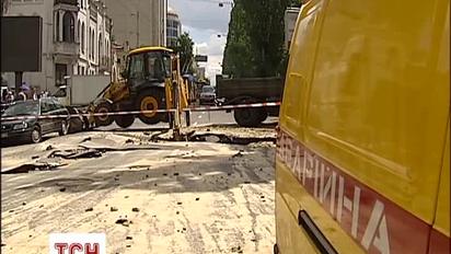 У центрі Києва величезні затори через провал асфальту