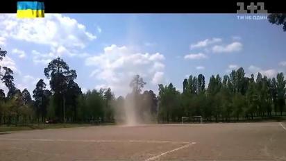 Смерч у київському парку потрапив в об’єктив місцевого жителя