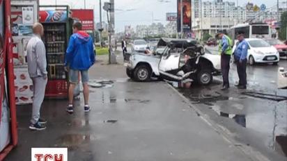 У Києві легковик врізався в Газель та "зрикошетив" на зупинку транспорту