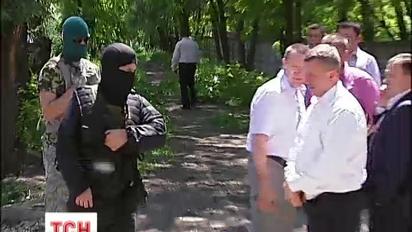 У Києві озброєні люди оточили приватний штраф-майданчик