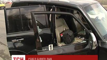 У Києві пограбували жінку в автомобілі серед білого дня