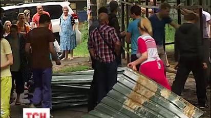 В Киеве жители самовольно снесли строительный забор