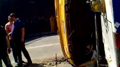 У Києві вантажівка протаранила тролейбус