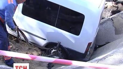 В центре Киева автомобиль провалился под асфальт