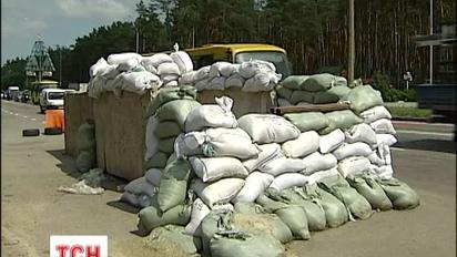 На в'їздах до Києва почали прибирати блокпости