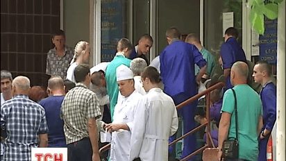 В киевские больницы продолжают свозить тяжелораненых бойцов из зоны АТО