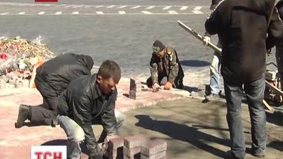 Майдан чистят и готовят к Пасхе