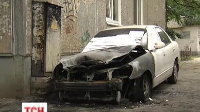 У Києві вночі майже вщент згоріли три автомобілі