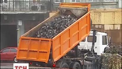 Коммунальщики со второй попытки убрали баррикаду возле стадиона