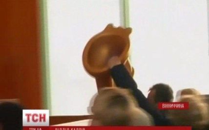 На Вінниччині активісти подарували новій голові РДА "золотий" унітаз і влаштували міні-Майдан