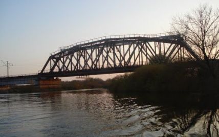 В Киеве насмерть разбился парень, упав с крыши поезда в реку