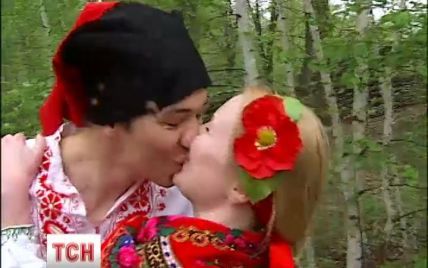 У Києві парубки і дівчата із крашанками відновлювали древні традиції сватання