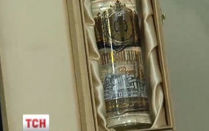 Алкогольные трофеи Януковича: эксклюзивная водка и настойка для потенции