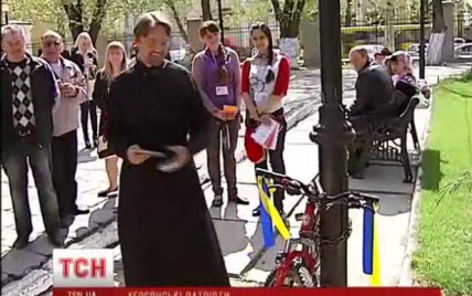 У Херсоні люди підняли українські стяги на оселях, готелях, човнах і велосипедах
