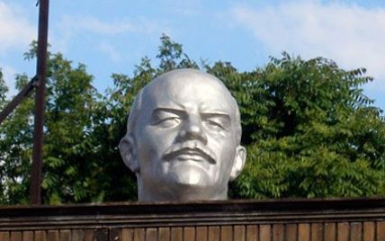 На Херсонщині невідомі завалили одного Леніна, а іншому відбили голову