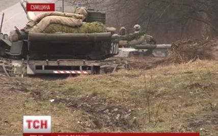 Українській військові будують блокпости на кордоні Сумщини, а місцеві жителі риють окопи
