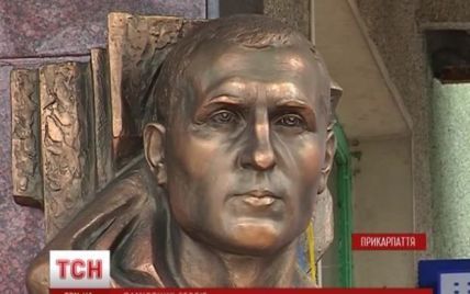 На Прикарпатье установили памятник герою "Небесной сотни"