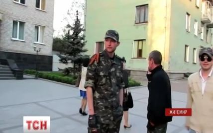 У Житомирі українці люб'язно вказували "російським бойовикам" дорогу до ОДА
