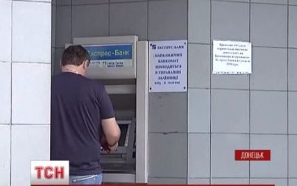 В Донецке практически не работают банкоматы, закрываются магазины, а люди бегут из города