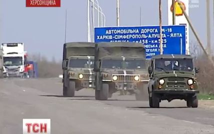 На границе между Крымом и Херсонщиной роют окопы с обеих сторон