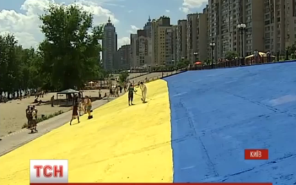 В Киеве на Оболони нарисовали гигантский флаг Украины