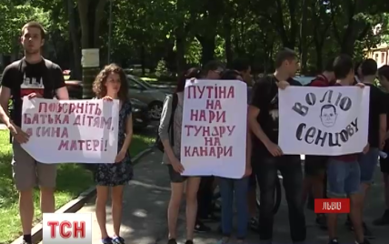 Во Львове активисты требовали отпустить на волю крымских политзаключенных