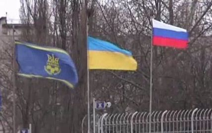 ФФУ может оштрафовать "Таврию" и "Севастополь" за российские флаги на матчах