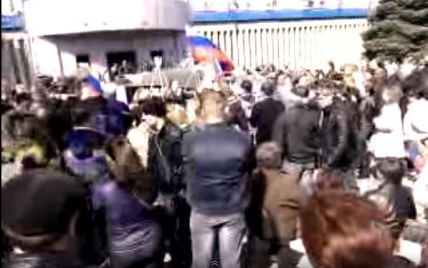 В Луганске возле захваченного здания СБУ объявили о ночном штурме