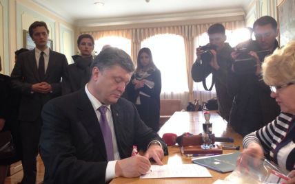 Порошенко и Тимошенко подали в ЦИК документы на регистрацию кандидатом в президенты Украины