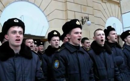 Під час підняття російського прапора в Криму курсанти співали гімн України (відео)