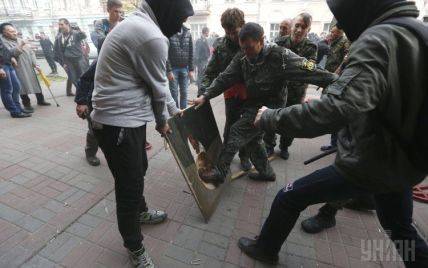 В Киеве несколько десятков человек захватили клинику - СМИ