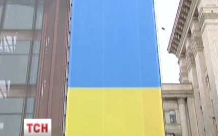 В Киеве связанное с Ахметовым здание обернут рекордным сине-желтым знаменем