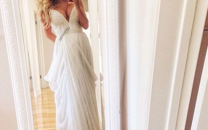 Сєдокова похизувалася весільною сукнею із надглибоким декольте