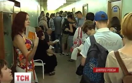 Люди у вишиванках аплодували батальйону "Дніпро", який здавав кров для поранених на Сході