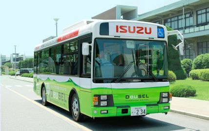 В Японии поехал первый в мире автобус на топливе из водорослей
