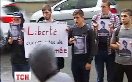 Активісти нагадали французьким дипломатам про злочини Путіна в Криму