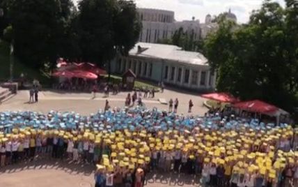 В Сети появилось видео флешмоба "Живая карта Украины"