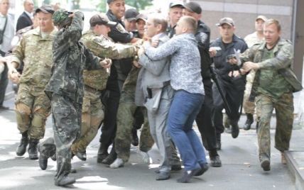Біля Ради побилася сотня людей: мітингувальники напали на Пашинського (відео)