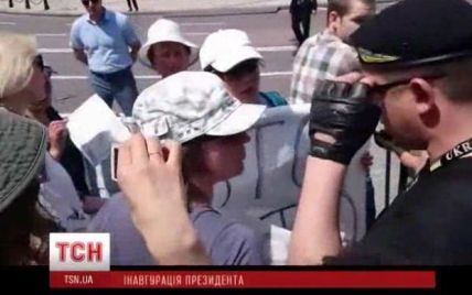 На Софийской площади женщины требовали остановить АТО, но киевляне быстро распознали провокаторов