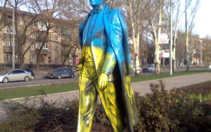 У Донецьку пам'ятник Кобзону розмалювали у патріотичні кольори