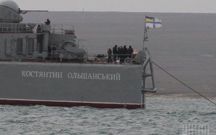 Морякам "Константина Ольшанского" предлагают взятки и угрожают штурмом