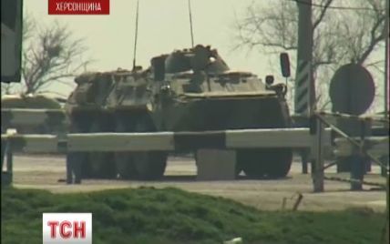 На оккупированных россиянами полях в Крыму дежурят снайперы и растут "крепости"