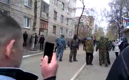 Сепаратисты в Славянске вывесили над захваченным отделом милиции триколор