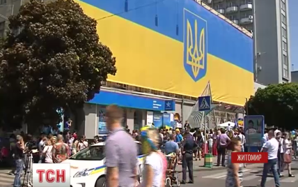 Рекордного размера флаг Украины "прописался" в Житомире