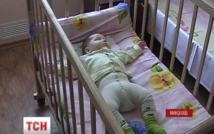 В Николаеве шестимесячный младенец провел целую ночь на улице из-за пьяного отца