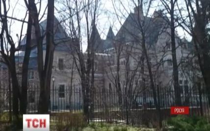 Янукович якобы спешно продает дом на Рублевке в межигорском стиле
