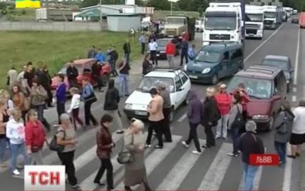 На Западе люди блокируют трассы в трех областях, требуя вернуть домой военных из Донбасса