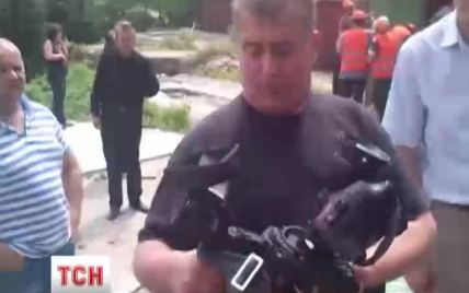 Охранники угрожали журналистам ТСН расправой и сломали камеру