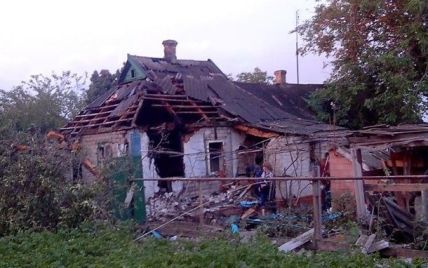 Боевики ночью обстреляли мирные кварталы Амвросиевки: фото и видео разрушений