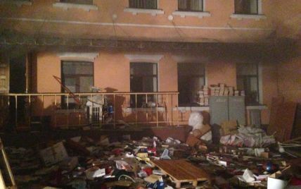 В Киеве огонь в офисе коммунистов тушили 45 пожарных и 9 автомобилей